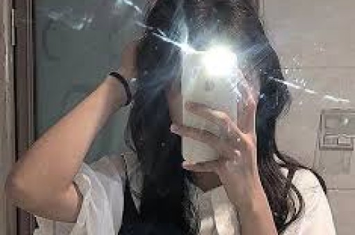 知名女网红翻车每天收入几万礼物却被曝光是AI生成的人物