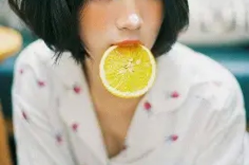 优思益塌房始末：明星集体道歉背后假洋牌与代工厂的真相