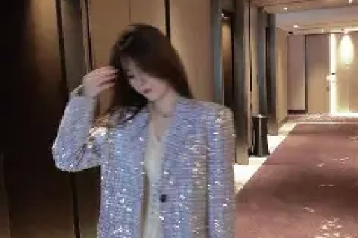 吐舌紧贴人设崩塌曾志伟与乔妹合照展现娱乐圈的另一面