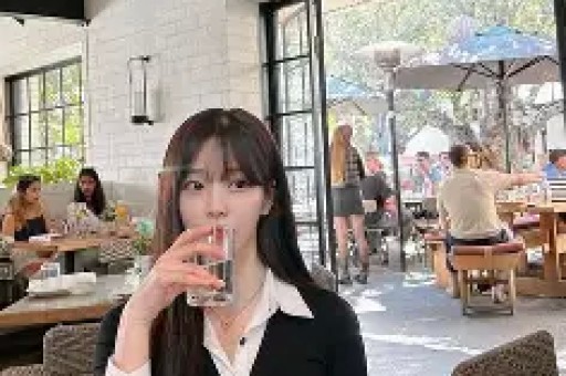 这个坚强面对绝症的少女形象不仅让